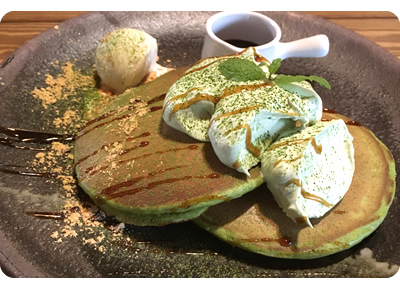 知覧抹茶のパンケーキ　黒蜜ソース